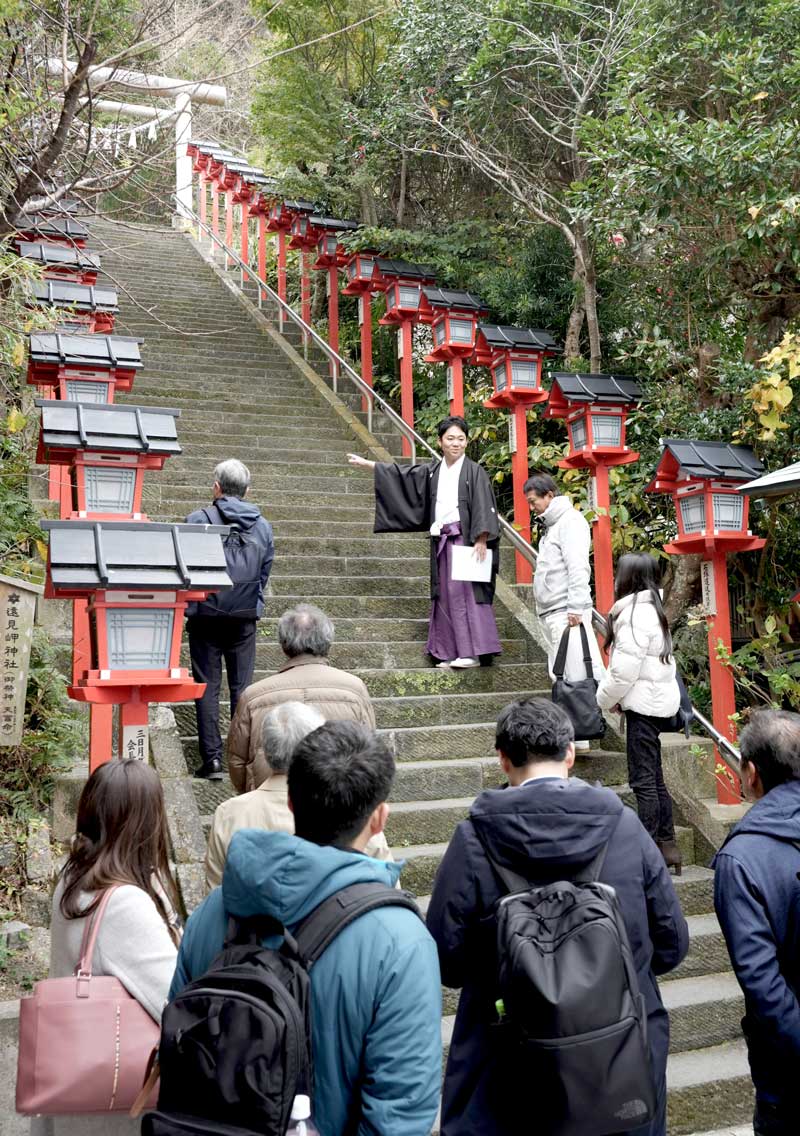 遠見岬神社の石段で小林宮司の話を聞くツアー参加者＝勝浦市浜勝浦