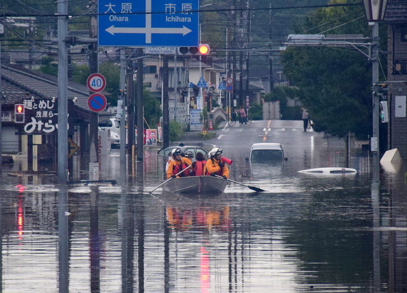 浸水した道路で救助活動をする消防のボート=9月8日、茂原市