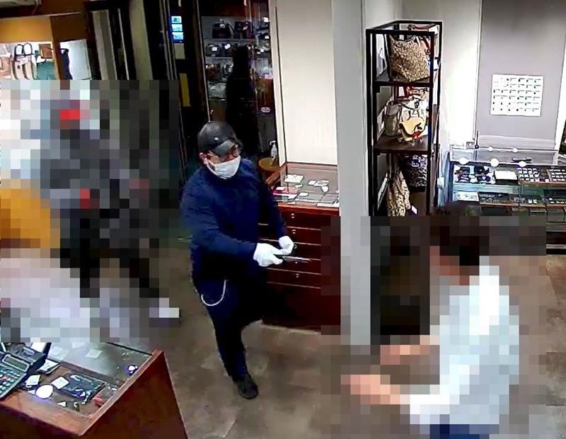 習志野市の質屋強盗致傷事件で店内に押し入る実行役の2人(県警提供、画像は一部加工してあります)