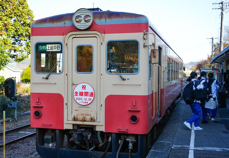 およそ３カ月半ぶりに大多喜―上総中野間で運行が再開し全線復旧したいすみ鉄道＝２５日午前、大多喜町の大多喜駅