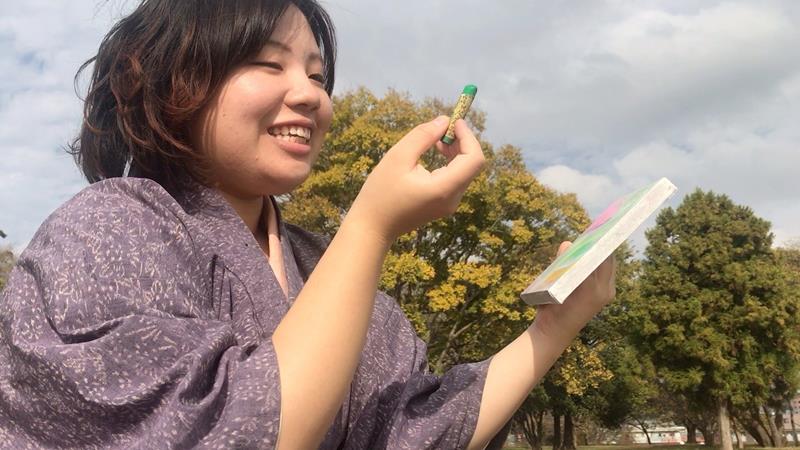 製作中の大田垣さん。クレヨンで描くのが得意だという(本人提供)