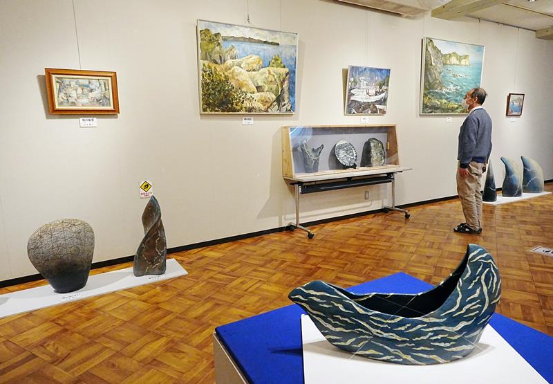 川名さんの絵画と陶芸作品が展示されている回顧展=御宿町の月の沙漠記念館
