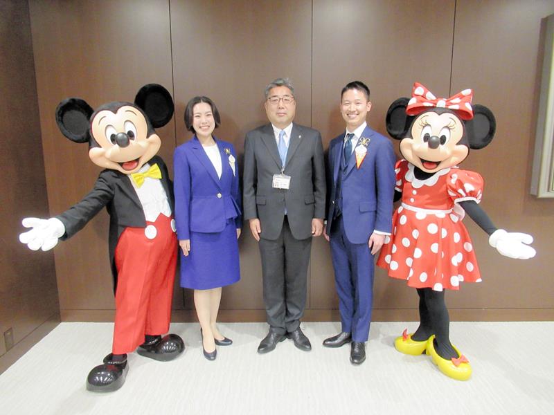 ミッキー、ミニー、内田市長(中央)と記念撮影に臨む新アンバサダーの柴田さん(右から2人目)と味方さん(左から2人目)=浦安市役所