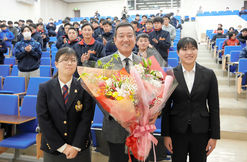 講義後に学生から花束を贈られた原さん=9日、勝浦市の国際武道大