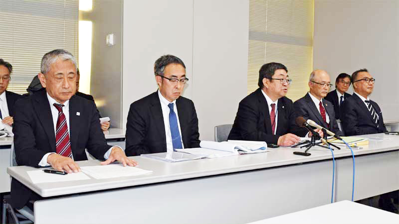 JR京葉線快速縮小問題を巡り記者会見する幕張新都心の企業や自治会などの代表者ら=17日、千葉県庁