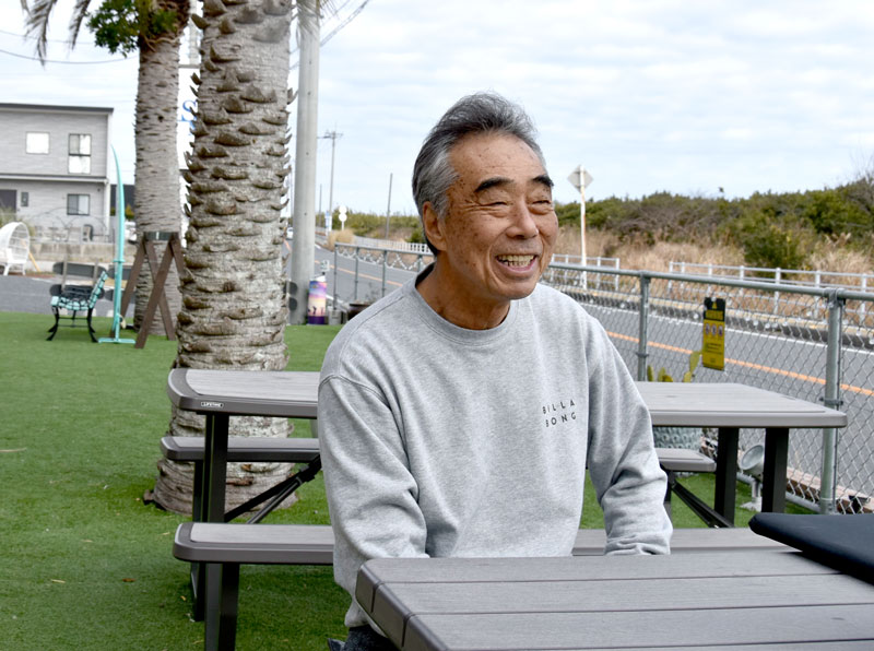 ビッグウエーブ挑戦についてインタビューに答える蛸さん=一宮町
