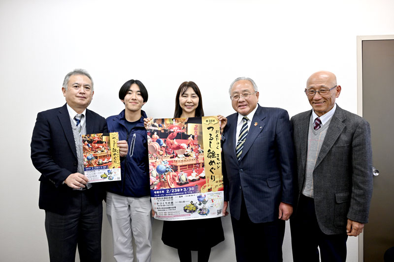 「つるし雛めぐり」をPRする石田町長(右から2人目)ら=千葉市中央区の千葉日報社