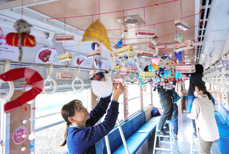 いすみ鉄道の車両に飾り付けられたつるし雛=大多喜町