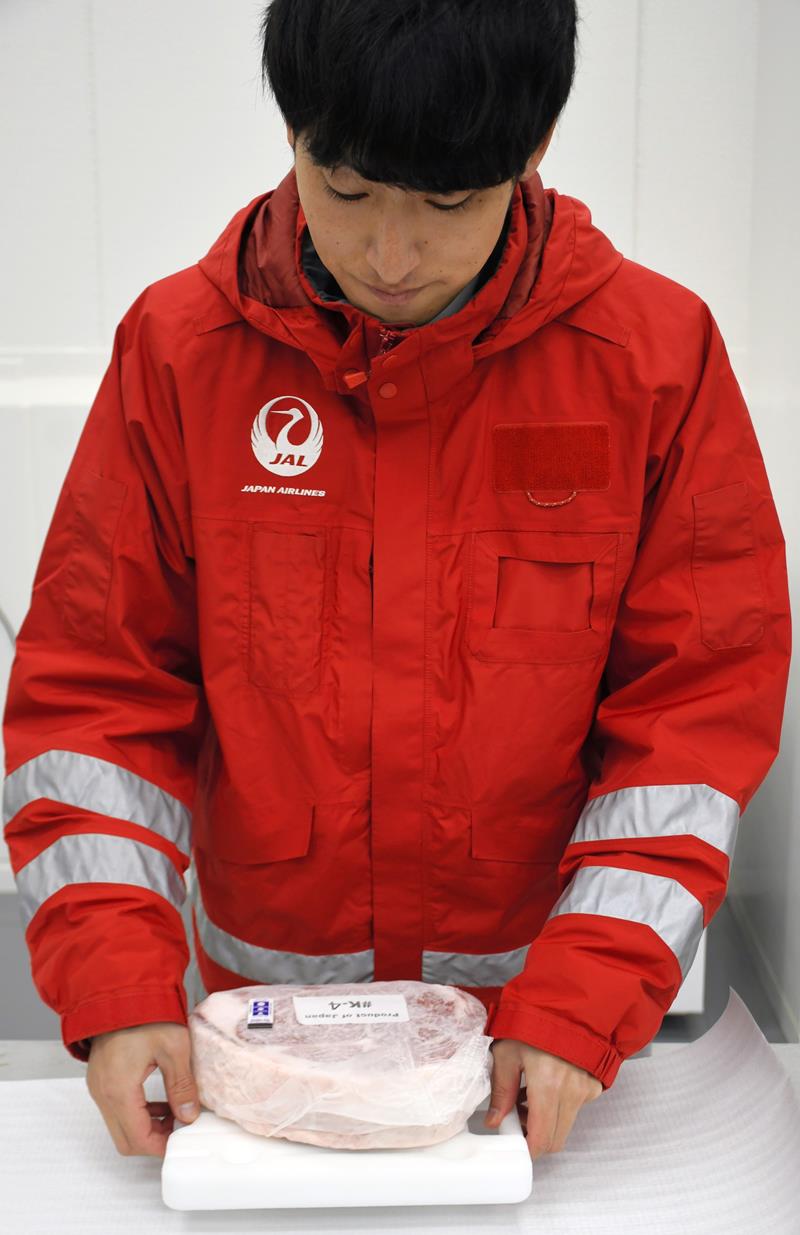個人旅客向けに、衛生証明書付きの和牛をこん包するＪＡＬカーゴのスタッフ