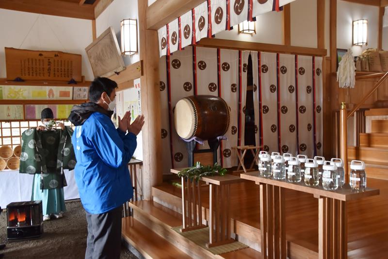 各旅館が持ち寄った１２の源泉とともに、宿泊客の健康や幸せを祈る旅館関係者＝６日、南房総市