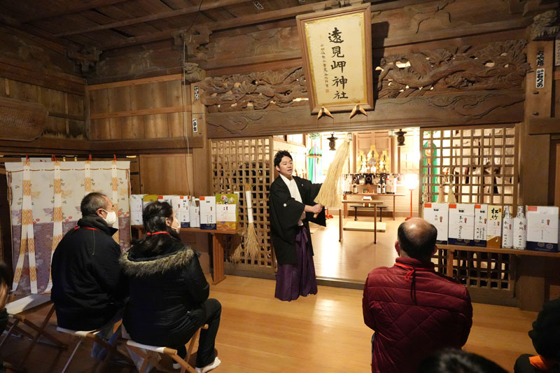 夕刻の社殿で話しをする小林宮司(中央)とツアー参加者=勝浦市の遠見岬神社