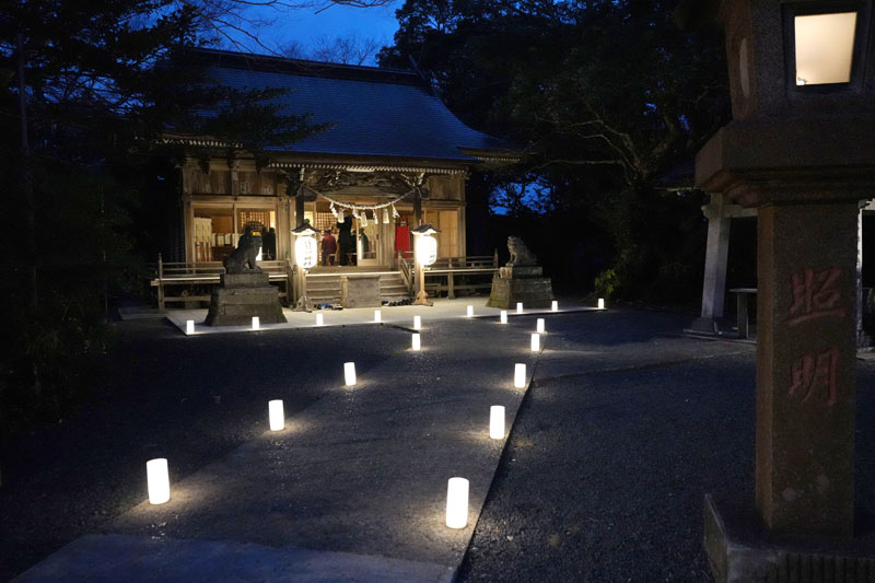 夕暮れにライトアップされた遠見岬神社社殿前