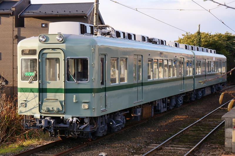 銚子電鉄に搬入された車両。直近から色が変わり新たな装いで到着(写真は銚子電鉄提供)