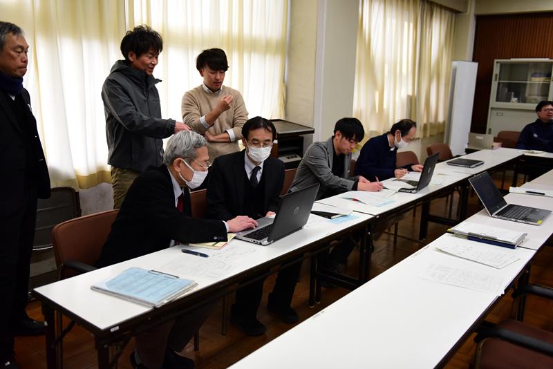 2人1組のグループを二つ作り、それぞれ同じ答案を採点した=9日、千葉市稲毛区の県立千葉東高校