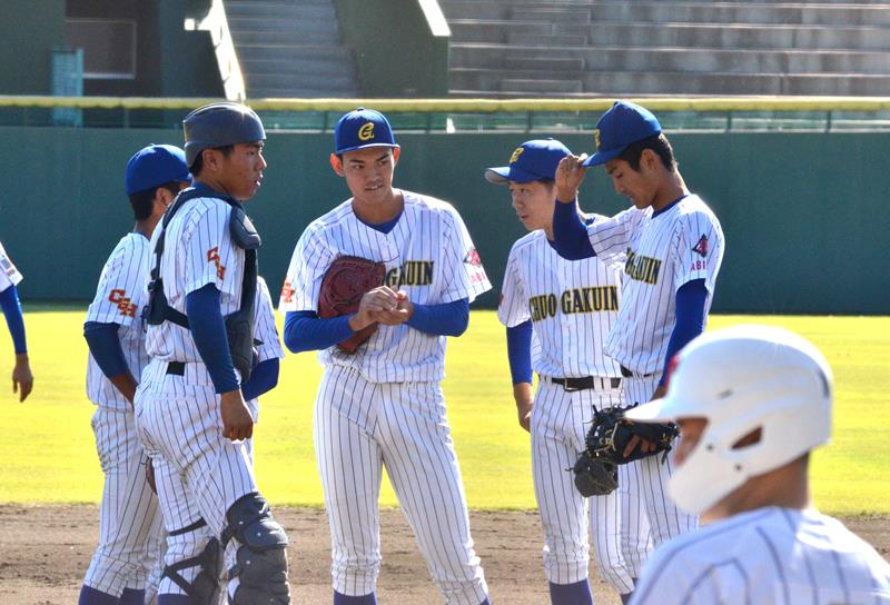 高崎健康福祉大高崎戦でマウンドに集まる蔵並（左から３人目）ら中央学院ナイン＝昨年１０月、栃木県総合運動公園野球場
