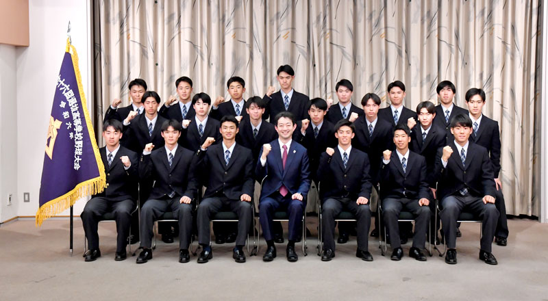 センバツでの活躍を誓った中央学院の選手たち＝県庁