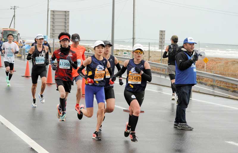 九十九里有料道路を走るハーフマラソンの部参加ランナー=25日、九十九里町