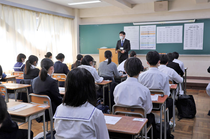 県内の公立高入試が２０日に始まり、３万５１２５人が筆記試験などに臨んだ。