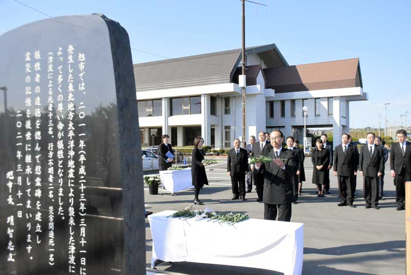 犠牲者の冥福を祈って献花する米本市長=11日、旭市横根のいいおかユートピアセンター