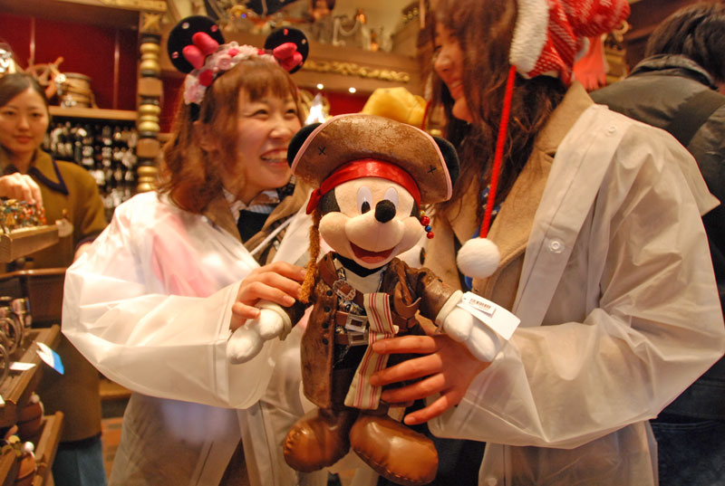「かわいいね」。海賊の服を着たミッキーマウス人形＝３月、東京ディズニーランド内のショップ