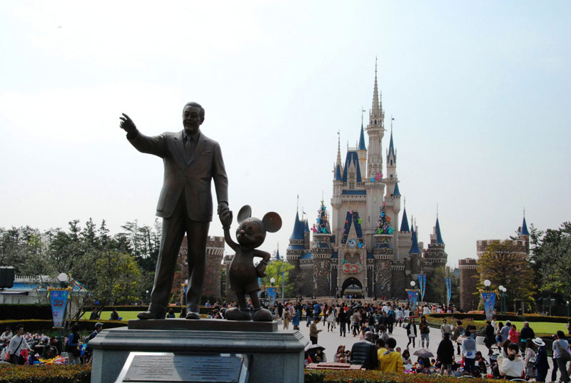 開園30周年を迎え、大勢の人でにぎわう東京ディズニーランド=15日、浦安市舞浜