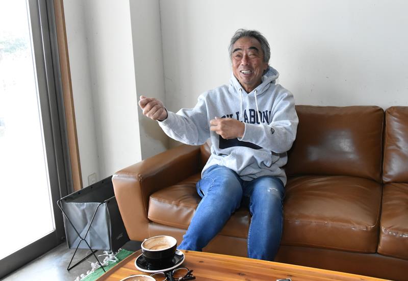 ハワイの大波を制し、帰国後に笑顔でインタビューに答える蛸さん=一宮町