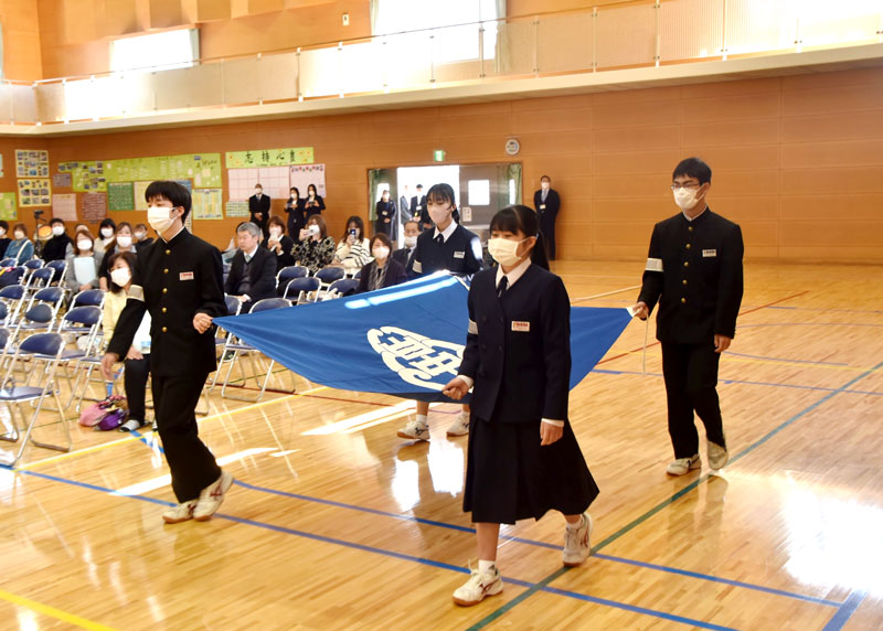 閉校記念式典で校旗を返納する白浜中生徒=16日、南房総市