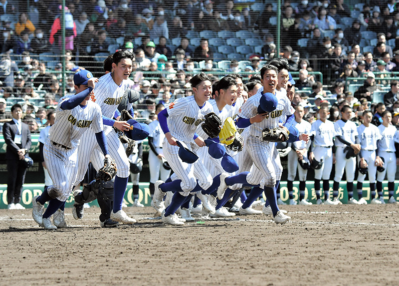 中央学院─宇治山田商　準々決勝進出を決め、応援席へ駆け出す中央学院ナイン＝２７日、兵庫県西宮市の甲子園球場