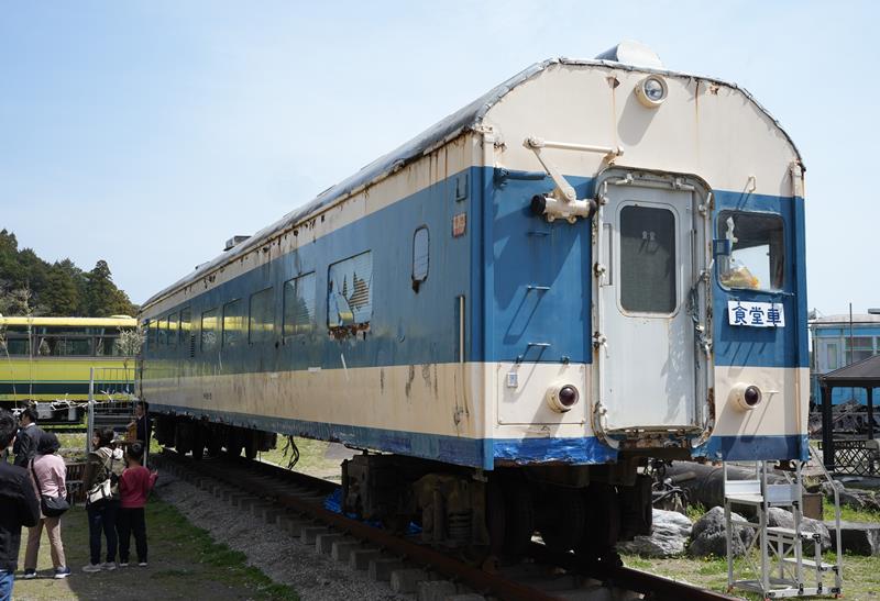 外観がお披露目された食堂車「サシ581-31」。塗装の剥離やさび、窓ガラスの破損が残る=いすみ市の「ポッポの丘」