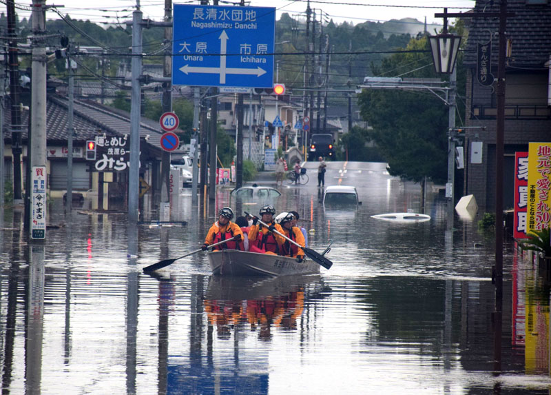 記録的な大雨で浸水した市街地＝昨年９月８日、茂原市八千代