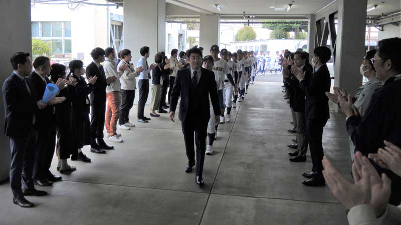 選抜高校野球大会の結果報告のため、我孫子市役所庁舎に入る中央学院野球部員と相馬監督ら=12日