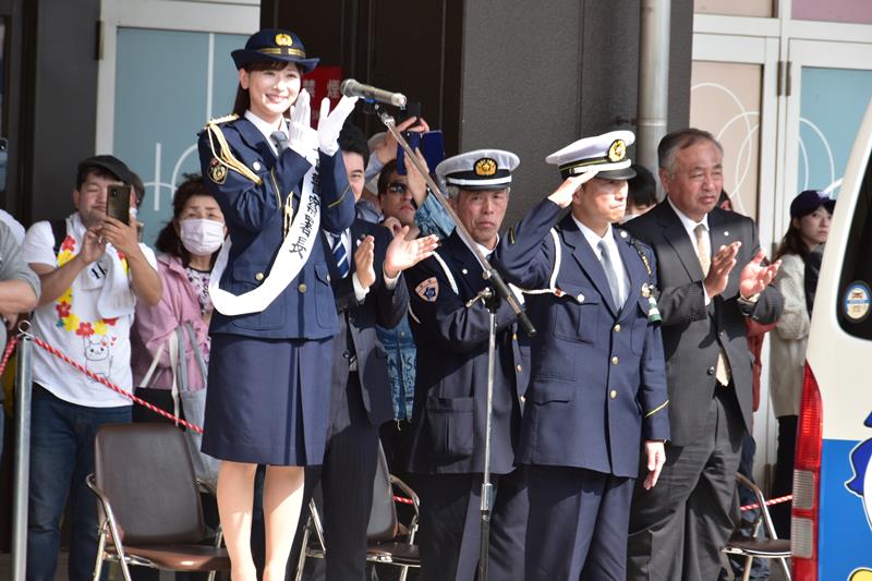 四街道署の一日警察署長として、白バイなどを拍手で送り出す皆藤さん=14日、四街道市