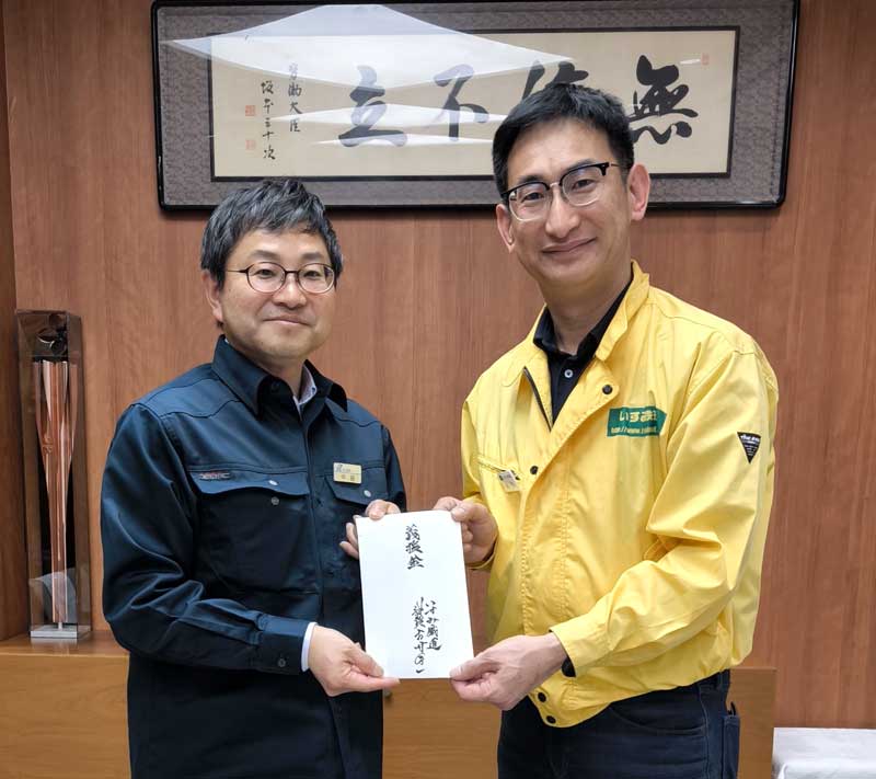 のと鉄道の中村社長(左)へ義援金を手渡すいすみ鉄道の古竹社長(同鉄道提供)