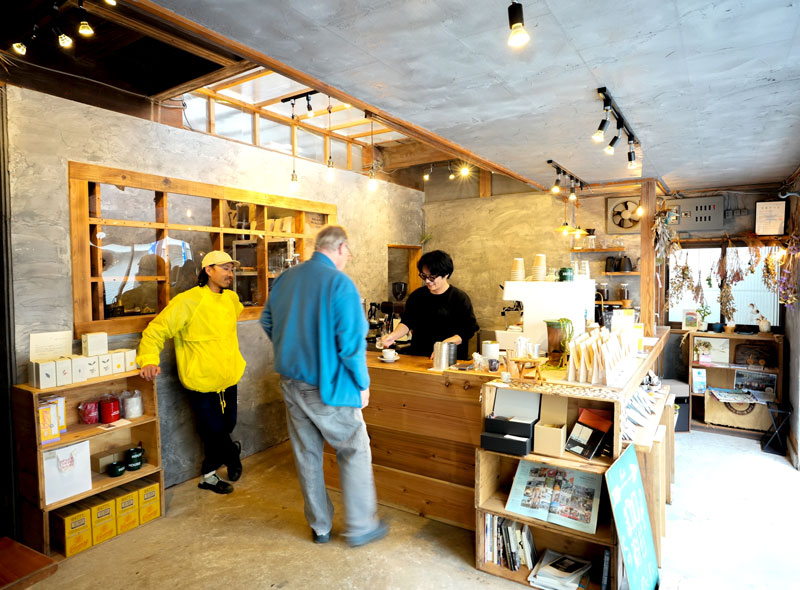 手焼き煎餅店をセルフリノベーションしたスパイスコーヒーハウスの店内=勝浦市勝浦