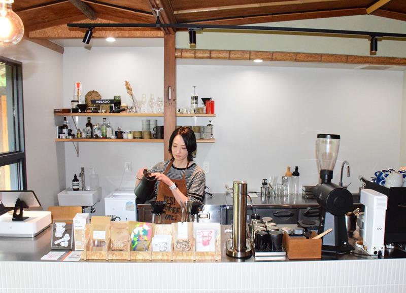 和洋折衷のスタイリッシュなカウンターでこだわりのコーヒーを入れる西條友紀さん＝茂原市