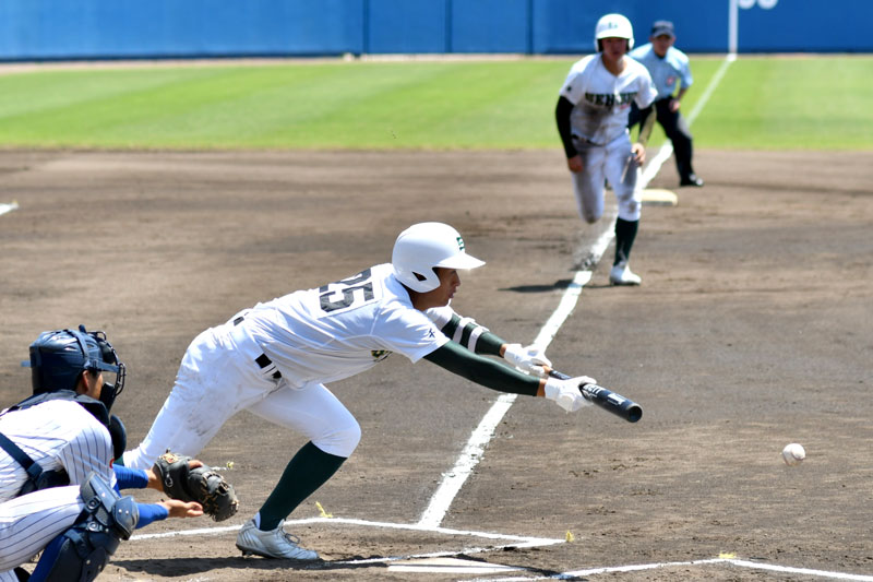 専大松戸-中央学院 6回表専大松戸1死三塁、数井がスクイズを決めて3点目が入る。三走水谷、捕手飯山=5日、県総合SC