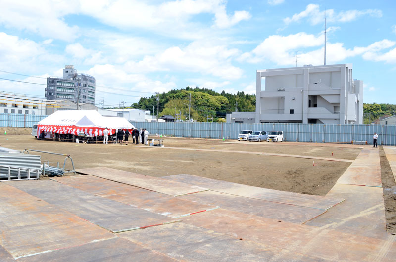 新学校給食センターの建設地。右奥の建物は山武警察署