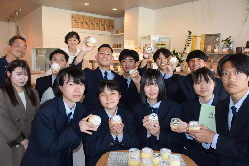 「たまごたっぷりん」をお披露目する旭農高生徒と関係者＝旭市