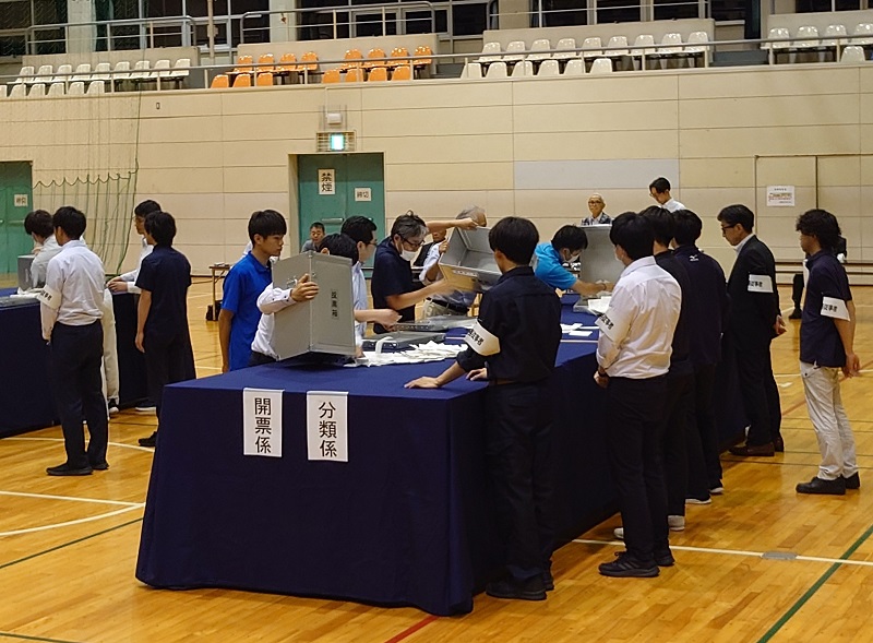 一宮町長選の開票作業＝１９日午後８時４５分ごろ、同町のＧＳＳセンター