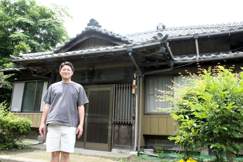 古民家にフリースクール「チェリッシュホーム」を開校した浅岡さん＝富津市