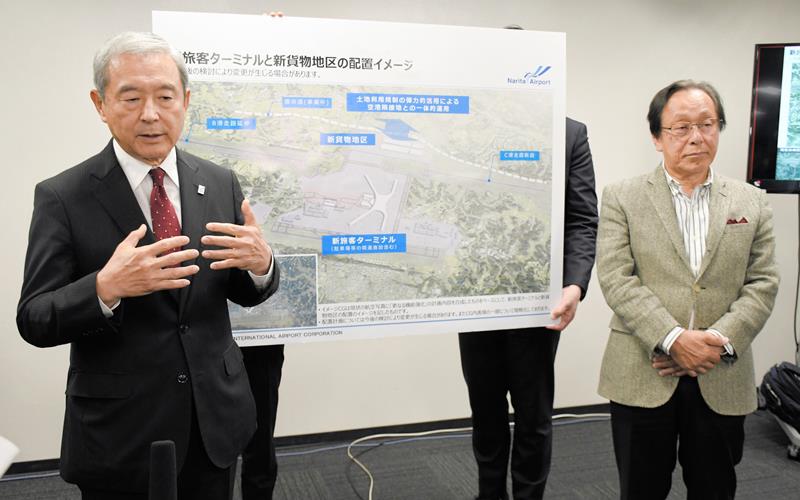 成田空港の新たな旅客ターミナルなどの建設スケジュールについて示した取りまとめ案について説明するNAAの田村社長(左)と検討会の山内委員長=6日、東京都千代田区