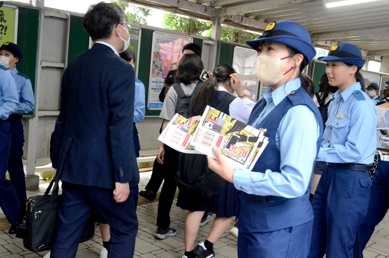 JR大網駅で痴漢撲滅の啓発チラシを配る県警察学校の初任科生ら=大網白里市