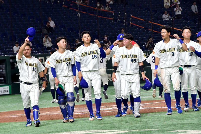 初戦で惜敗し肩を落とす中院大ナイン=東京ドーム
