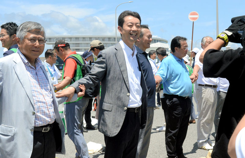 ギネス記録に挑戦する熊谷知事(中央)ら