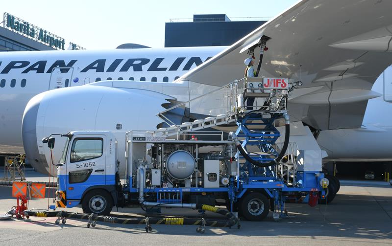 成田空港の駐機場で地中のバルブにつないだ特殊車両のホースから燃料を給油される航空機=2023年7月、成田市(記事本文とは直接関係ありません)