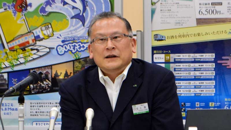 会見でＪＲ京葉線の快速縮小問題について発言する土沢支社長＝２４日、千葉市中央区