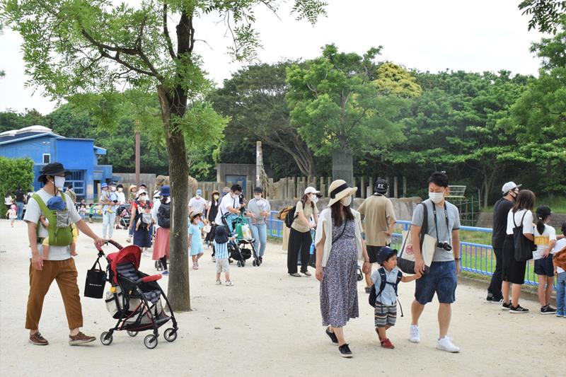 来園者でにぎわう千葉市動物公園=千葉市若葉区