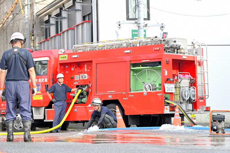 地面からあふれた水＝１７日午後４時４０分ごろ、千葉市中央区新千葉の新千葉駅入口交差点