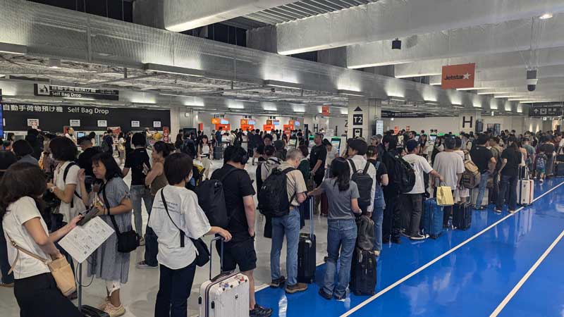 旅客の長い列ができた成田空港第3ターミナルの搭乗ゲート=19日、成田市