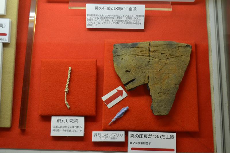 縄の痕跡が見つかった土器片と復元した縄